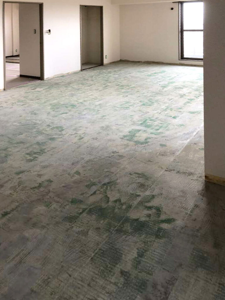 フローリング施工中