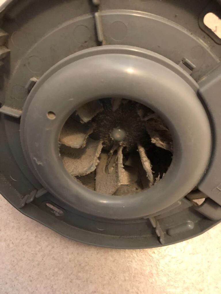換気扇クリーニング施工中